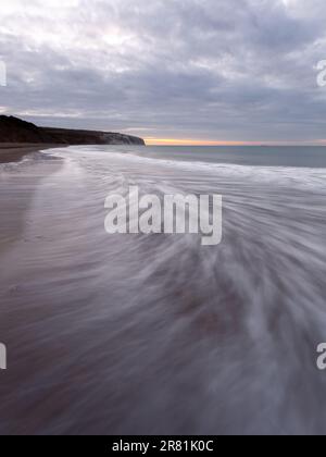 Paesaggi marini dell'Isola di Wight: Abbracciare l'Ebb e Flow of Nature's Sunrise and Sunset Spectacles Foto Stock