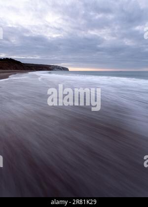 Paesaggi marini dell'Isola di Wight: Abbracciare l'Ebb e Flow of Nature's Sunrise and Sunset Spectacles Foto Stock