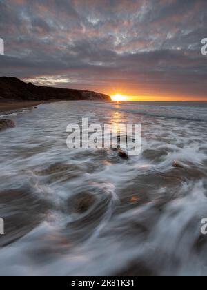 Paesaggi marini dell'Isola di Wight: Abbracciare l'Ebb e Flow of Nature's Sunrise and Sunset Spectacles Foto Stock