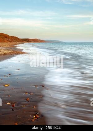 Paesaggi marini dell'Isola di Wight: Abbracciare l'Ebb e Flow of Nature's Sunrise and Sunset Spectacles Foto Stock