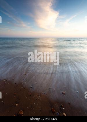 Paesaggi marini dell'Isola di Wight: Abbracciare l'Ebb e Flow of Nature's Sunrise and Sunset Spectacles Foto Stock