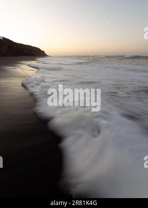 Paesaggi marini dell'Isola di Wight: Abbracciare l'Ebb e Flow of Nature's Sunrise and Sunset Spectacles Foto Stock