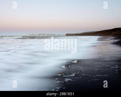 Paesaggi marini dell'Isola di Wight: Abbracciare l'Ebb e Flow of Nature's Sunrise and Sunset Spectacles Foto Stock