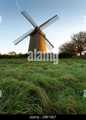 Scopri la bellezza senza tempo dell'isola di Wight: Dove i sogni incontrano il vento sussurrante Foto Stock