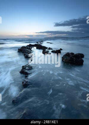 Paesaggi marini dell'Isola di Wight: Abbracciare l'Ebb e Flow of Nature's Sunrise and Sunset Spectacles Foto Stock