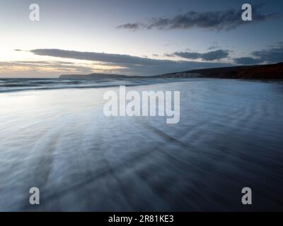 Paesaggi marini dell'Isola di Wight: Abbracciare l'Ebb e Flow of Nature's Sunrise and Sunset Spectacles Foto Stock