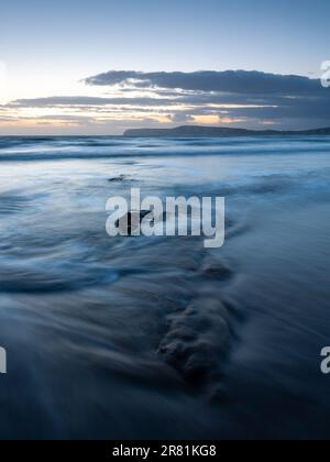 Paesaggi marini dell'Isola di Wight: Abbracciare l'Ebb e Flow of Nature's Sunrise and Sunset Spectacles Foto Stock