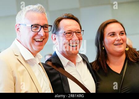 Mannheim, Germania. 18th giugno, 2023. Thorsten Riehle (l-r, SPD), candidato alla carica di Lord Mayor della città di Mannheim, suo marito Markus e Isabel Cademartori (SPD), membro del Bundestag, sono presenti nella sezione del Consiglio dello Stadthaus N 1. Nessun vincitore, ma un risultato chiaro: Il popolo di Mannheim dovrà andare di nuovo al voto in tre settimane per scegliere un nuovo sindaco. Nelle elezioni di domenica, nessuno degli otto candidati ha superato la soglia del 50 per cento dei voti espressi. Credit: Uwe Anspach/dpa/Alamy Live News Foto Stock