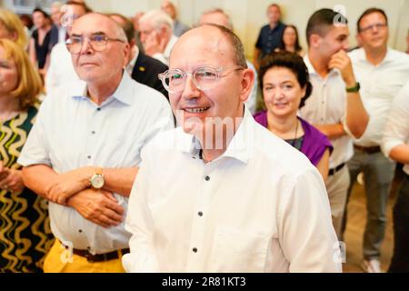 Mannheim, Germania. 18th giugno, 2023. Christian Specht (CDU), candidato all'ufficio di Lord Mayor della città di Mannheim, si trova di fronte ai colleghi del partito nella camera del consiglio dello Stadthaus N 1. Nessun vincitore, ma un risultato chiaro. La gente di Mannheim dovrà andare nuovamente al ballottaggio tra tre settimane per scegliere un nuovo sindaco. Nelle elezioni di domenica, nessuno degli otto candidati ha superato la soglia del 50 per cento dei voti espressi. Credit: Uwe Anspach/dpa/Alamy Live News Foto Stock