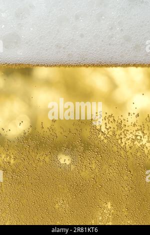 Birra. Birra leggera con bolle e fondo in schiuma Foto Stock