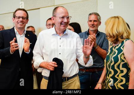 Mannheim, Germania. 18th giugno, 2023. Christian Specht (M, CDU), candidato all'ufficio di Lord Mayor della città di Mannheim, ride nella camera del consiglio di Stadthaus N 1. Nessun vincitore, ma un risultato chiaro: Il popolo di Mannheim dovrà andare di nuovo al voto in tre settimane per scegliere un nuovo sindaco. Nelle elezioni di domenica, nessuno degli otto candidati ha superato la soglia del 50 per cento dei voti espressi. Credit: Uwe Anspach/dpa/Alamy Live News Foto Stock