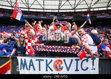 Rotterdam, Nizozemska. 18th giugno, 2023. I tifosi croati prima della partita finale della UEFA Nations League 2022/23 tra Croazia e Spagna a De Kuip il 18 giugno 2023 a Rotterdam, Paesi Bassi. Foto: Marko Lukunic/PIXSELL Credit: Pixsell/Alamy Live News Foto Stock