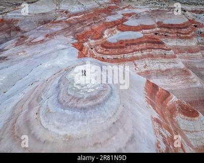 Bentonite colline incredibile vista aerea. Due turisti che guardano la macchina fotografica. Situato nel Capitol Reef National Park, Stati Uniti, Utah. Foto Stock