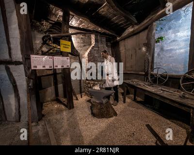 L'immagine di un guerriero al lavoro durante il 18th ° secolo è presso il museo medievale della città sotterranea di la Cite Souterraine de Naours Foto Stock