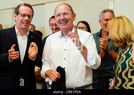 Mannheim, Germania. 18th giugno, 2023. Christian Specht (M, CDU), candidato all'ufficio di Lord Mayor della città di Mannheim, gesti nella camera del consiglio di Stadthaus N 1. Nessun vincitore, ma un risultato chiaro: Il popolo di Mannheim dovrà andare di nuovo al voto in tre settimane per scegliere un nuovo sindaco. Nelle elezioni di domenica, nessuno degli otto candidati ha superato la soglia del 50 per cento dei voti espressi. Credit: Uwe Anspach/dpa/Alamy Live News Foto Stock