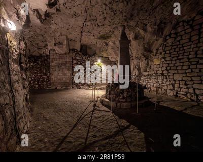 L'immagine è della cappella crocevia eretta da Ernest Danicourt durante il re-scavo della città sotterranea di la Cite Souterraine de Naours Foto Stock