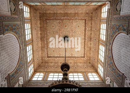 MEKNES, MAROCCO - 29 MARZO 2023 - Mausoleo famoso di Moulay Ismail nel centro di Fes, Marocco Foto Stock