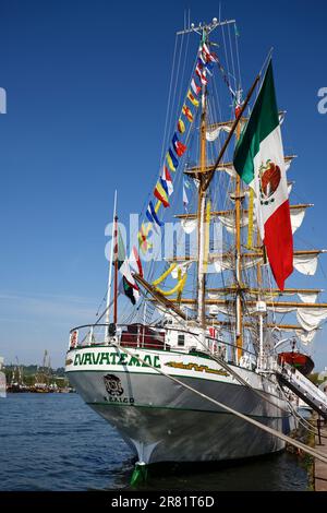 La grande goletta messicana a tre alberi Cuauhtemoc sul fiume Senna per la sfilata di Armada. Imbarcazione da addestramento, storia del messico. Barca abituato a. Foto Stock