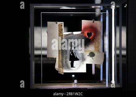 L'originale pezzo stencil della ragazza con la palloncino a forma di cuore in mostra al nuovo spettacolo dell'artista di strada Banksy 'Cut & Run' che si è aperto al pubblico oggi al Goma di Glasgow, rivelando per la prima volta le stencil utilizzate per creare molte delle opere più iconiche dell'artista. Lo spettacolo include autentici manufatti, l'ephemera e il bagno dell'artista e durerà tre mesi e sarà aperto tutta la notte nei fine settimana. Data immagine: Giovedì 15 giugno 2023. Foto Stock