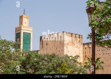 Forte mura della città vecchia intorno al centro di Meknes, la moschea di Lalla Aouda sullo sfondo, Marocco Foto Stock