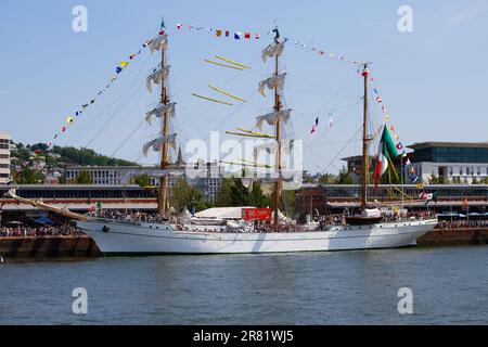 La grande goletta messicana a tre alberi Cuauhtemoc sul fiume Senna per la sfilata di Armada. Imbarcazione da addestramento, storia del messico. Barca abituato a. Foto Stock