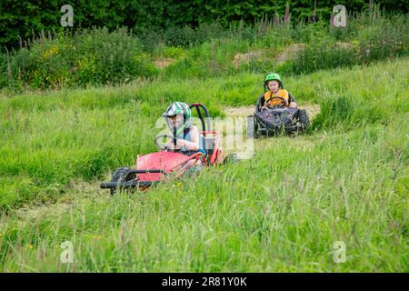 Go-Kart a motore elettrico che corre intorno ad un campo, High Bickington, North Devon, Inghilterra, Regno Unito. Foto Stock