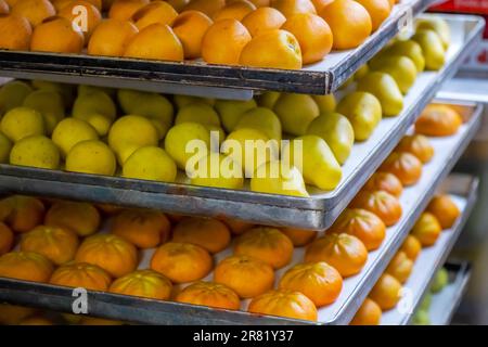 Assortimento di frutta marzapane. Primo piano di dolci marzapane a forma di arancia e pera nel negozio di pasticceria. La frutta Martorana è tipica siciliana Foto Stock