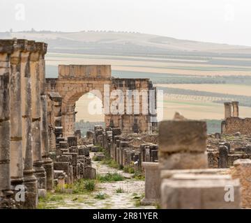 L'iconico Arco di Trionfo di Volubilis, un'antica città romana in Marocco, Nord Africa Foto Stock