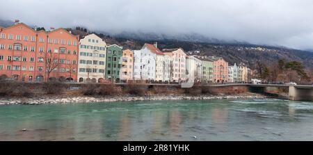 Una vista pittoresca sulla città di Innsbruck, nella regione del Tirolo in Austria, con il fiume Nordkete in primo piano Foto Stock