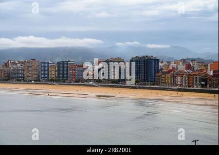 Vista sul lungomare, le case e la spiaggia di San Lorenzo a Gijon, Asturie, Spagna Foto Stock