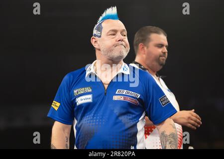 Assia, Germania. 18 giugno 2023, Assia, Francoforte sul meno: Freccette: World Team Championship, semifinali: Peter Wright (Scozia), sullo sfondo Gabriel Clemens (Germania). Foto: Jürgen Kessler/dpa Credit: dpa picture Alliance/Alamy Live News Foto Stock