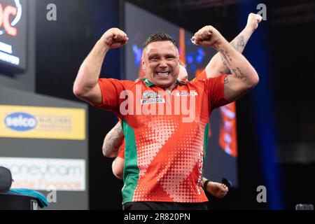 Assia, Germania. 18 giugno 2023, Hesse, Francoforte sul meno: Freccette: World Team Championship, Semifinali: Gerwyn Price (Galles) fa il tifo dopo la vittoria contro il Belgio. Foto: Jürgen Kessler/dpa Credit: dpa picture Alliance/Alamy Live News Foto Stock