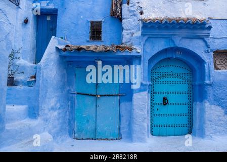 Vibrante porta di legno di colore blu nel centro di Chefchaouen, Marocco Foto Stock