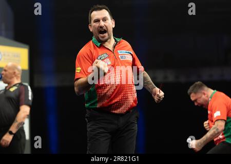 Assia, Germania. 18 giugno 2023, Hesse, Francoforte sul meno: Freccette: World Team Championship, Semifinali: Jonny Clayton (Galles) fa il tifo dopo la vittoria contro il Belgio. Foto: Jürgen Kessler/dpa Credit: dpa picture Alliance/Alamy Live News Foto Stock