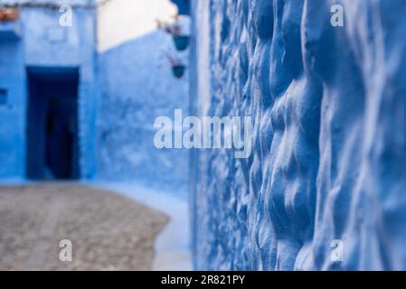 Vicolo colorato di blu vibrante nel centro di Chefchaouen, Marocco Foto Stock