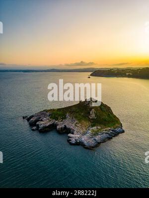 Torquay, Regno Unito. 18th giugno, 2023. Tramonto su Thatcher Rock al largo della costa di Torquay, Devon Credit: Thomas Faull/Alamy Live News Foto Stock