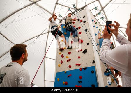 Berlino, Germania. 18th giugno, 2023. I partecipanti si arrampicano su una roccia al coperto durante le Olimpiadi speciali Summer World Games Berlin 2023 nel centro congressi Messe di Berlino, Germania, il 18 giugno 2023. I Giochi di Berlino del 2023 ospitano 7000 atleti con disabilità di apprendimento provenienti da quasi 190 paesi. Le Olimpiadi speciali sono un'organizzazione benefica internazionale che mira a includere gli individui con disabilità didattiche nel regno degli sport olimpici. Berlino 2023 è il più grande evento sportivo e benefico del 2023. (Foto di Dominika Zarzycka/Sipa USA) Credit: Sipa USA/Alamy Live News Foto Stock