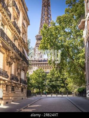 Parigi, Francia - 5 giugno 2023: Splendida vista della Torre Eiffel da una strada con edifici Haussmann Foto Stock