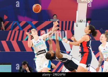 EVA Lisec (1 Slovenia) e Valeriane Vukosavljevic (11 Francia) durante la partita di gruppo all'eurobasket femminile 2023 tra Slovenia e Francia all'Arena Stozice, Slovenia. (Sven Beyrich/SPP) Credit: SPP Sport Press Photo. /Alamy Live News Foto Stock