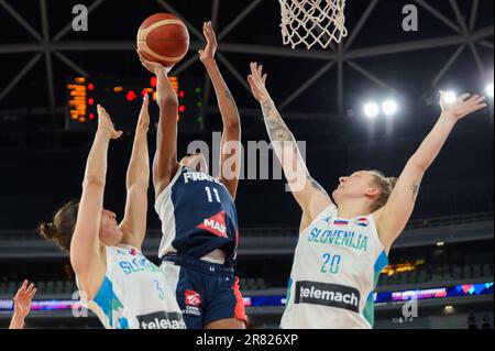 Valeriane Vukosavljevic (11 Francia), Teja Oblak (3 Slovenia) e Lea Debeljak (20 Slovenia) durante la partita di gruppo all'eurobasket femminile 2023 tra Slovenia e Francia all'Arena Stozice, Slovenia. (Sven Beyrich/SPP) Credit: SPP Sport Press Photo. /Alamy Live News Foto Stock