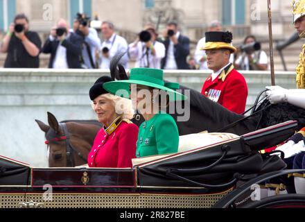 Regina Camilla e Caterina Principessa del Galles in carrozza trainata da cavalli Trooping the Colour Color The Mall Londra Inghilterra Foto Stock