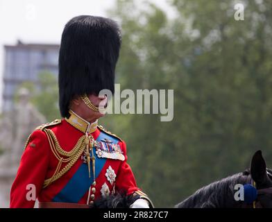 Il re Carlo III fu montato sul cavallo Nobile Trooping the Colour Color The Mall Londra Inghilterra Foto Stock