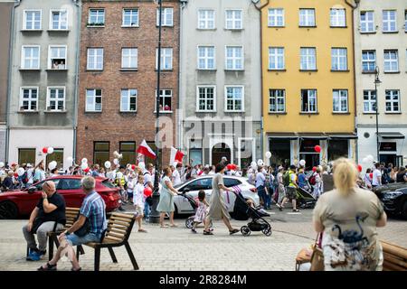 Danzica, Polonia. 18th giugno, 2023. Le persone si sono riunite durante la marcia cattolica pro vita e famiglia. La marcia per la vita e la famiglia è una celebrazione delle organizzazioni e degli ambienti cattolici. L'evento intende sottolineare il ruolo della famiglia come fondamento della società e la dignità di ogni vita umana dal concepimento alla morte naturale. Le marce di Danzica sono state organizzate da diversi anni e ogni anno sempre più persone vi partecipano. (Foto di Mateusz Slodkowski/SOPA Images/Sipa USA) Credit: Sipa USA/Alamy Live News Foto Stock