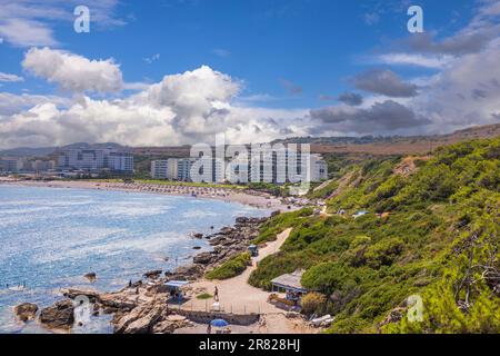 Splendida vista dalla montagna alla costa rocciosa del Mar Mediterraneo con accesso al territorio con spiagge e hotel sull'isola di Rodi. Grecia. Foto Stock