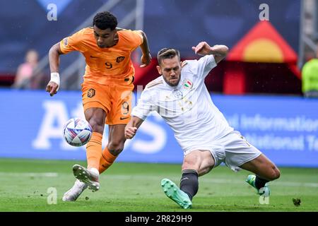 Enschede, Paesi Bassi. 18th giugno, 2023. Cody Gakpo (Paesi Bassi)Rafael Toloi (Italia) durante la partita della UEFA Nations League 2022-2023 tra Paesi Bassi 2-3 Italia allo stadio De Grolsh veste il 18 giugno 2023 a Enschede, Paesi Bassi. Credito: Maurizio Borsari/AFLO/Alamy Live News credito: AFLO Co.. Ltd./Alamy Live News Foto Stock