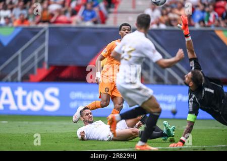 Enschede, Paesi Bassi. 18th giugno, 2023. Cody Gakpo (Paesi Bassi)Rafael Toloi (Italia)Gianluigi DONNARUMMA (Italia) durante la partita della UEFA Nations League 2022-2023 tra i Paesi Bassi 2-3 Italia allo Stadio De Grolsh veste il 18 giugno 2023 a Enschede, Paesi Bassi. Credito: Maurizio Borsari/AFLO/Alamy Live News credito: AFLO Co.. Ltd./Alamy Live News Foto Stock