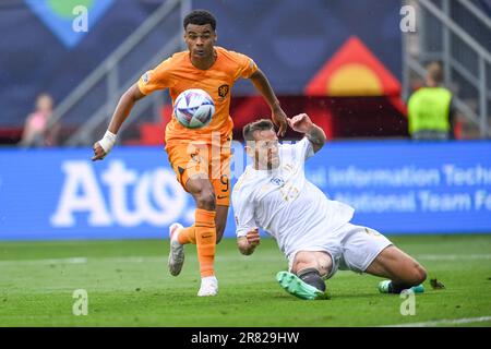 Enschede, Paesi Bassi. 18th giugno, 2023. Cody Gakpo (Paesi Bassi)Rafael Toloi (Italia) durante la partita della UEFA Nations League 2022-2023 tra Paesi Bassi 2-3 Italia allo stadio De Grolsh veste il 18 giugno 2023 a Enschede, Paesi Bassi. Credito: Maurizio Borsari/AFLO/Alamy Live News credito: AFLO Co.. Ltd./Alamy Live News Foto Stock