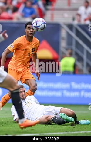 Enschede, Paesi Bassi. 18th giugno, 2023. Cody Gakpo (Paesi Bassi)Rafael Toloi (Italia) durante la partita della UEFA Nations League 2022-2023 tra Paesi Bassi 2-3 Italia allo stadio De Grolsh veste il 18 giugno 2023 a Enschede, Paesi Bassi. Credito: Maurizio Borsari/AFLO/Alamy Live News credito: AFLO Co.. Ltd./Alamy Live News Foto Stock