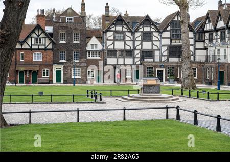 La Queens House sul lato sud del cortile nella Torre di Londra, Londra, Inghilterra Foto Stock