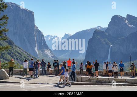 Yosemite Parco Nazionale folle turistiche, Tunnel View, National Parks Service, affollato, turisti, visitatori, fotografi, scattare foto. Foto Stock